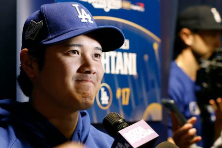 報道陣の取材に応じるドジャース・大谷=トロント(共同)