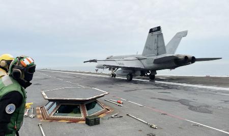 米空母ジェラルド・フォードから発艦する戦闘機=2023年、大西洋沖