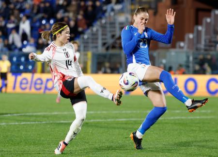 　日本―イタリア　後半、同点ゴールを決める長谷川（左）＝コモ（共同）