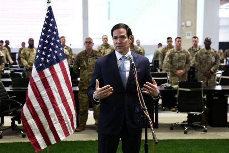 軍民調整センターで記者会見するルビオ米国務長官=24日(ロイター=共同)