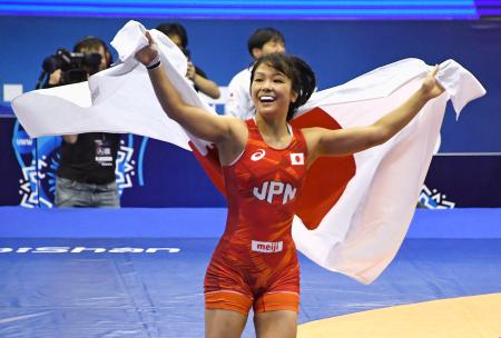 　女子５７キロ級で優勝し、喜ぶ藤波朱理＝ノビサド（共同）