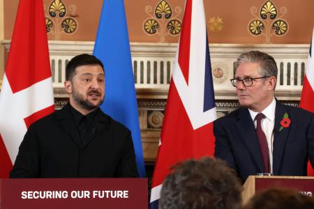 ウクライナ支援の有志国連合会合後、記者会見するゼレンスキー大統領(左)とスターマー英首相=24日、ロンドン(共同)