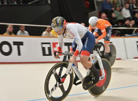 　女子スプリント決勝で力走する佐藤水菜＝サンティアゴ（共同）