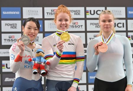 　女子スプリントの表彰式で銀メダルを手にする佐藤水菜（左）＝サンティアゴ（共同）