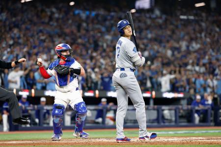 ブルージェイズ戦の5回、見逃し三振に倒れたドジャース・大谷=トロント(共同)