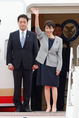 初外遊となるマレーシアに向け出発する高市首相=25日午後、羽田空港