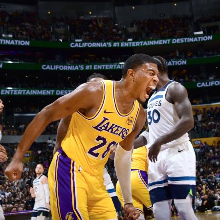 　ティンバーウルブズ戦で歓喜するレーカーズの八村＝ロサンゼルス（ＮＢＡＥ・ゲッティ＝共同）