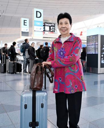 国際会議に参加するため、羽田空港からイタリア・ローマへ出発する袴田巌さんの姉ひで子さん=25日午前