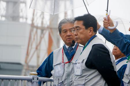 東京電力福島第１原発の廃炉作業の状況を視察する赤沢経産相（手前）＝２５日午前（代表撮影）