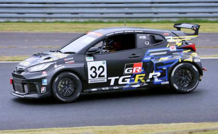 コースを走るトヨタ自動車が開発中の新型スポーツカー「GRヤリスMコンセプト」=25日午前、岡山県美作市の岡山国際サーキット