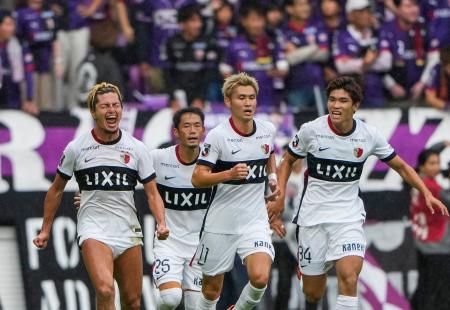 　京都―鹿島　試合終了間際、同点ゴールを決め、駆け出す鹿島・鈴木（左端）＝サンガＳ