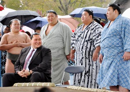 寄贈した相撲場での出張稽古で笑顔を見せる伊勢ケ浜親方(左から2人目)=25日、横浜市