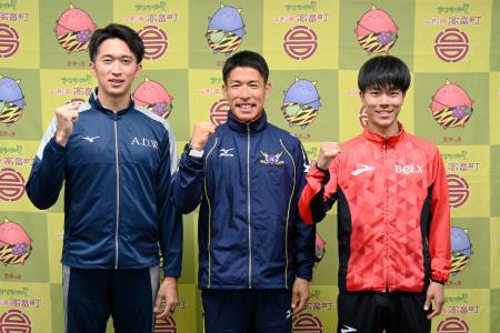 全日本競歩高畠大会の前日記者会見でポーズをとる(右から)吉川絢斗、勝木隼人、高橋和生=25日、山形県高畠町