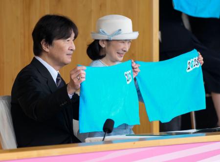第24回全国障害者スポーツ大会の開会式に出席された秋篠宮ご夫妻=25日午前、滋賀県彦根市