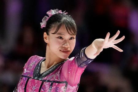 女子種目別平均台決勝 演技する杉原愛子=ジャカルタ(共同)