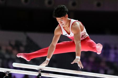 男子種目別平行棒決勝 演技する角皆友晴=ジャカルタ(共同)