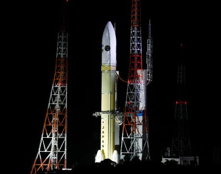 発射地点に移動するＨ３ロケット７号機＝２５日午後６時２９分、鹿児島県の種子島宇宙センター