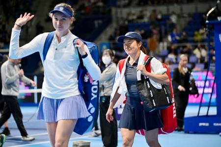 ダブルス準決勝で敗れ、引き揚げる青山修子(右)、クリスティナ・ブクサ組=有明テニスの森公園
