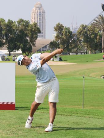 第3ラウンド、通算17アンダーで首位の長崎大星=ドバイのエミレーツGC(共同)