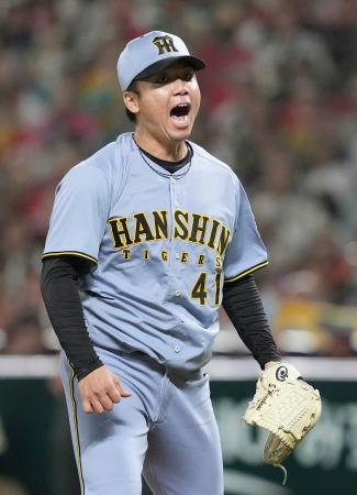　６回を三者凡退に抑え雄たけびを上げる阪神・村上＝みずほペイペイドーム