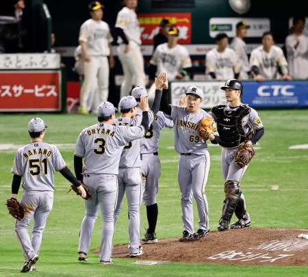 　ソフトバンクに逆転勝ちし、タッチする石井（右から２人目）ら阪神ナイン＝みずほペイペイドーム