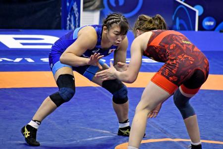 女子62キロ級決勝でウクライナ選手(右)と対戦する元木咲良=ノビサド(共同)