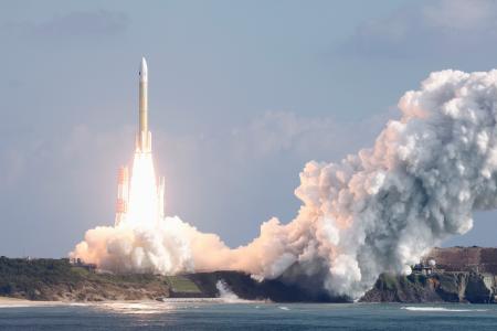 新型無人補給機「HTV―X」1号機を載せ、鹿児島県の種子島宇宙センターから打ち上げられるH3ロケット7号機=26日午前9時