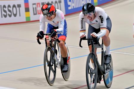 　男子オムニアムで力走する窪木一茂（左）＝サンティアゴ（共同）