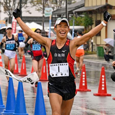 男子マラソン競歩 1位でゴールする勝木隼人=山形県高畠町