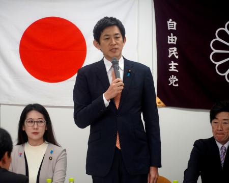 自民党の大阪府連幹部と面会し、あいさつする小林政調会長＝２６日午前、大阪市中央区