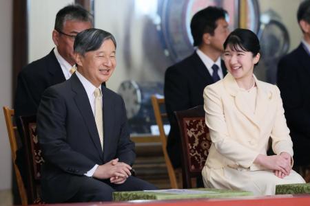 　皇居で開かれた秋季雅楽演奏会に臨まれる天皇陛下と長女愛子さま＝２６日午前（代表撮影）