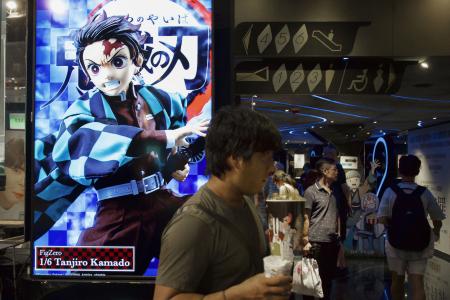 香港の映画館に飾られた「鬼滅の刃」の広告＝２０日（共同）
