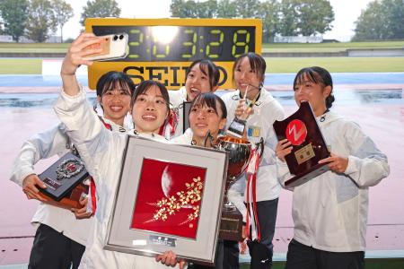 　優勝し、笑顔で記念撮影する城西大の選手ら＝弘進ゴムアスリートパーク仙台