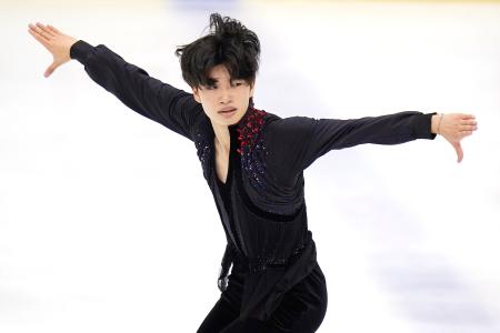 男子フリー 演技する吉岡希=山新スイミングアリーナ