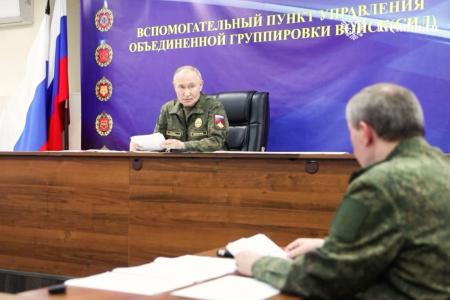 ロシア大統領府が26日に公開したゲラシモフ参謀総長(手前)とプーチン大統領が参加した会合(ロシア大統領府提供・タス=共同)