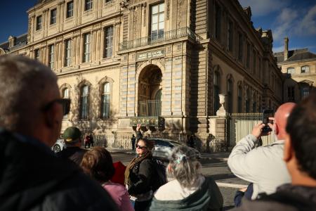 窃盗事件が起きたルーブル美術館を見に来た人々=25日、パリ(AP=共同)