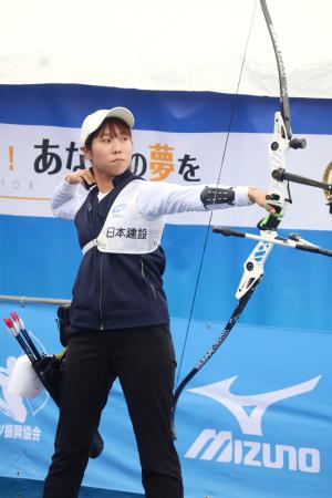 　リカーブ女子で優勝した朝久野奈波＝夢の島公園アーチェリー場