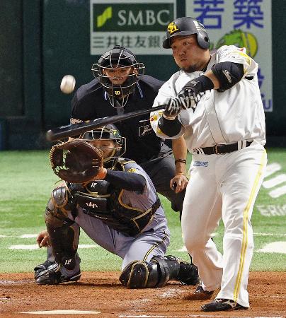 　２回ソフトバンク２死一、二塁、山川が左中間に３ランを放つ。捕手坂本＝みずほペイペイドーム