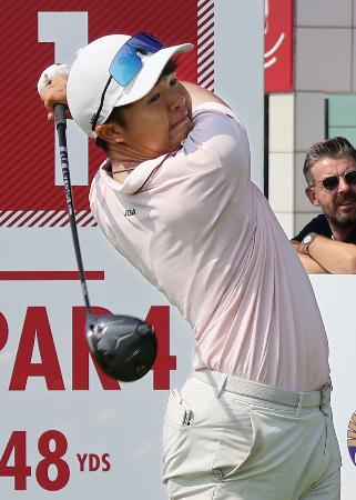 最終ラウンド、ティーショットを放つ長崎大星。通算15アンダーのプレーオフで敗れ2位=ドバイのエミレーツGC(共同)