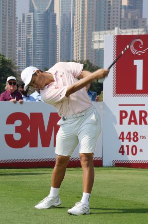 最終ラウンド、ティーショットを放つ中野麟太朗。通算13アンダーの3位=ドバイのエミレーツGC(共同)
