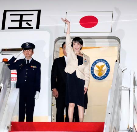 　就任後初となった外交日程を終え、クアラルンプール国際空港から帰国の途に就く高市首相＝２６日（共同）