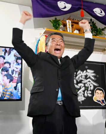 宮城県知事選で６選を決め、笑顔を見せる村井嘉浩氏＝２６日午後、仙台市