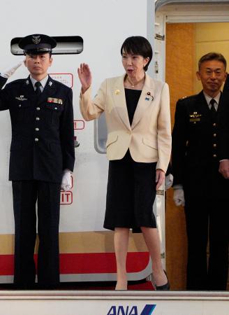 ＡＳＥＡＮとの首脳会議などを終え、マレーシアから帰国した高市首相＝２７日早朝、羽田空港