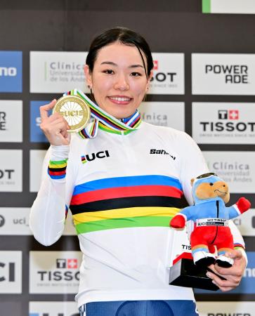 女子ケイリンで2連覇を果たし、金メダルを手にする佐藤水菜=サンティアゴ(共同)