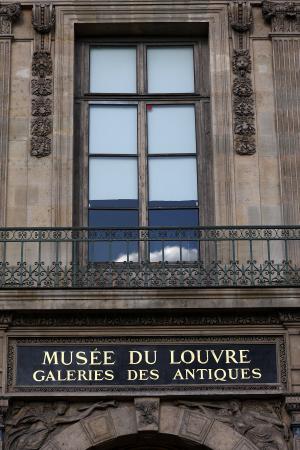 容疑者が侵入したとみられるルーブル美術館のバルコニー。割られた窓は修復された＝２６日、パリ（ロイター＝共同）