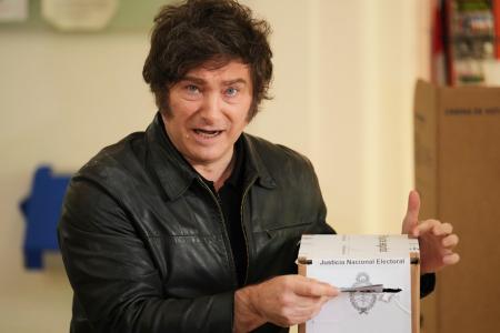 　２６日、アルゼンチンの議会中間選挙で投票するミレイ大統領＝ブエノスアイレス（ＡＰ＝共同）