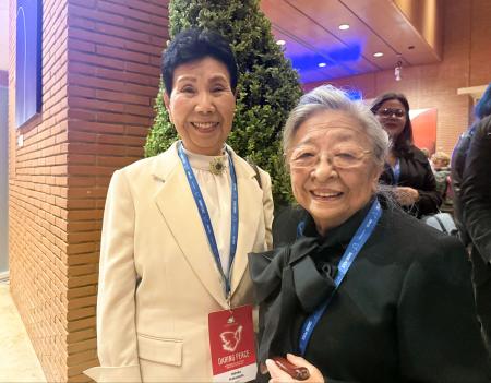　国際会議に参加した近藤紘子さん（右）と袴田ひで子さん＝２６日、ローマ（共同）