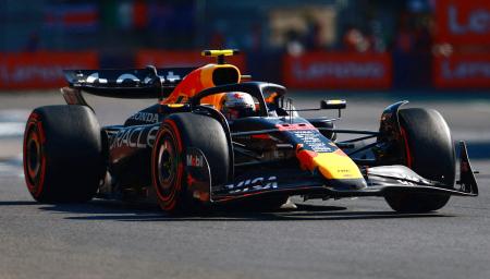 F1メキシコシティーGPで走行するレッドブルの角田裕毅=メキシコ市(ロイター=共同)