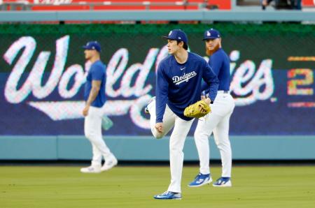 キャッチボールするドジャース・佐々木=ロサンゼルス(共同)