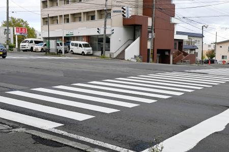 男児2人がはねられる事故が起きた交差点=27日午前、札幌市白石区